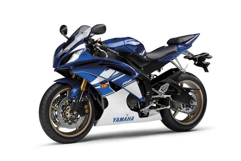 motocikl yamaha na belom fone